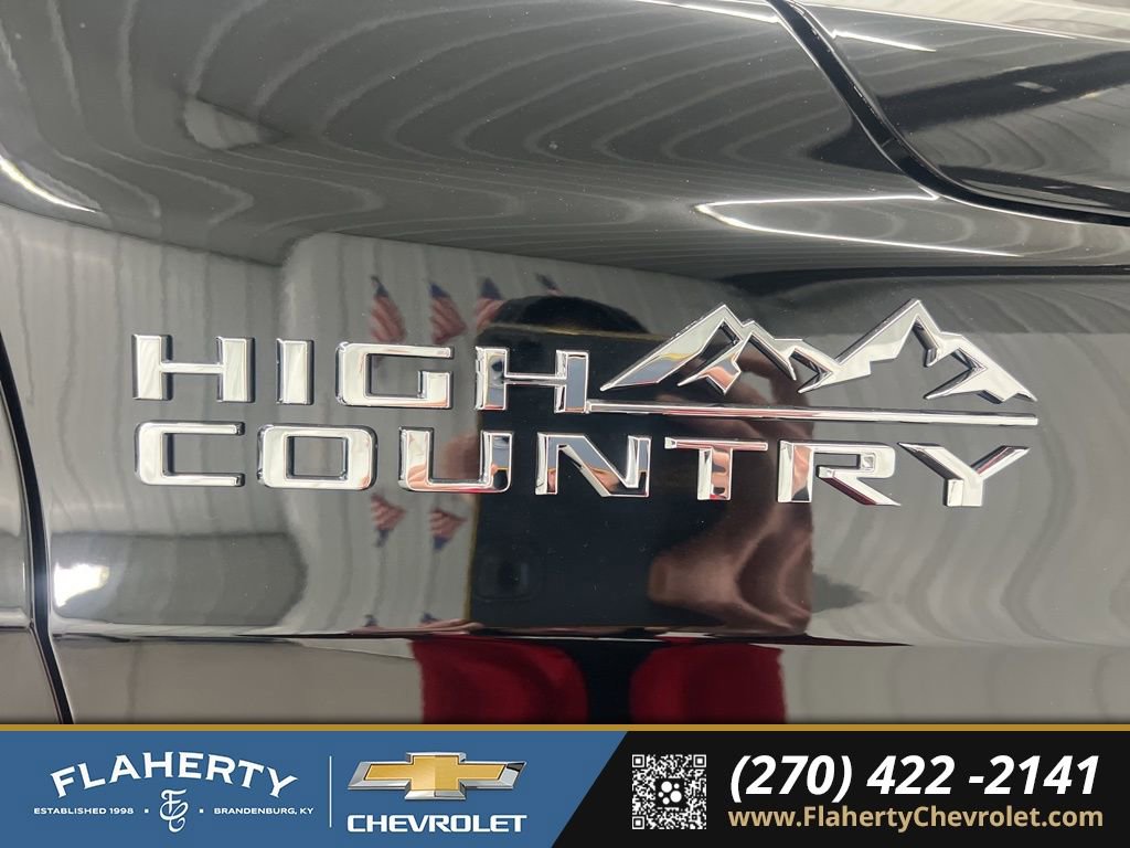 Used 2025 Chevrolet Suburban High Country image 18