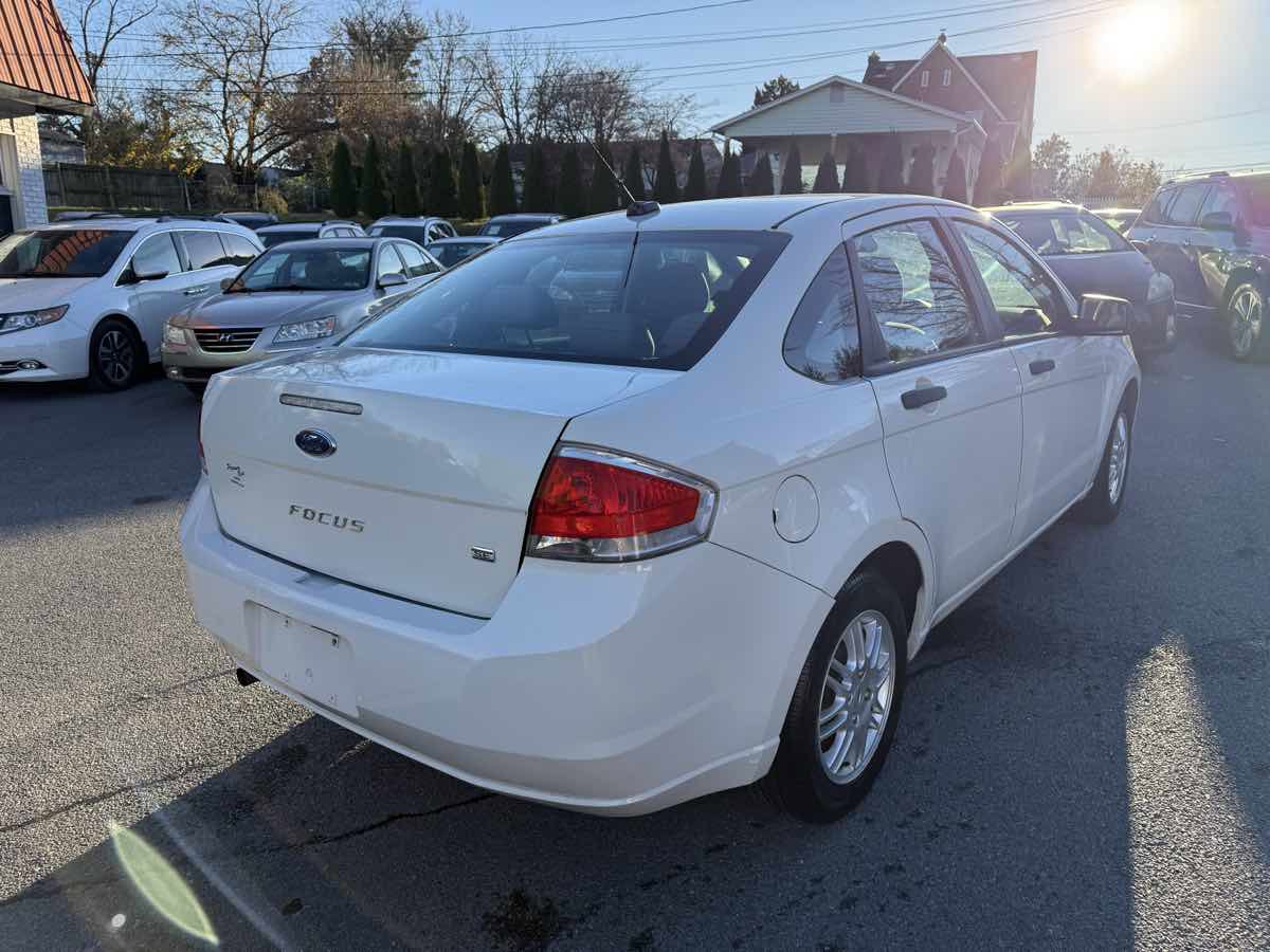 Used 2011 Ford Focus SE image 7