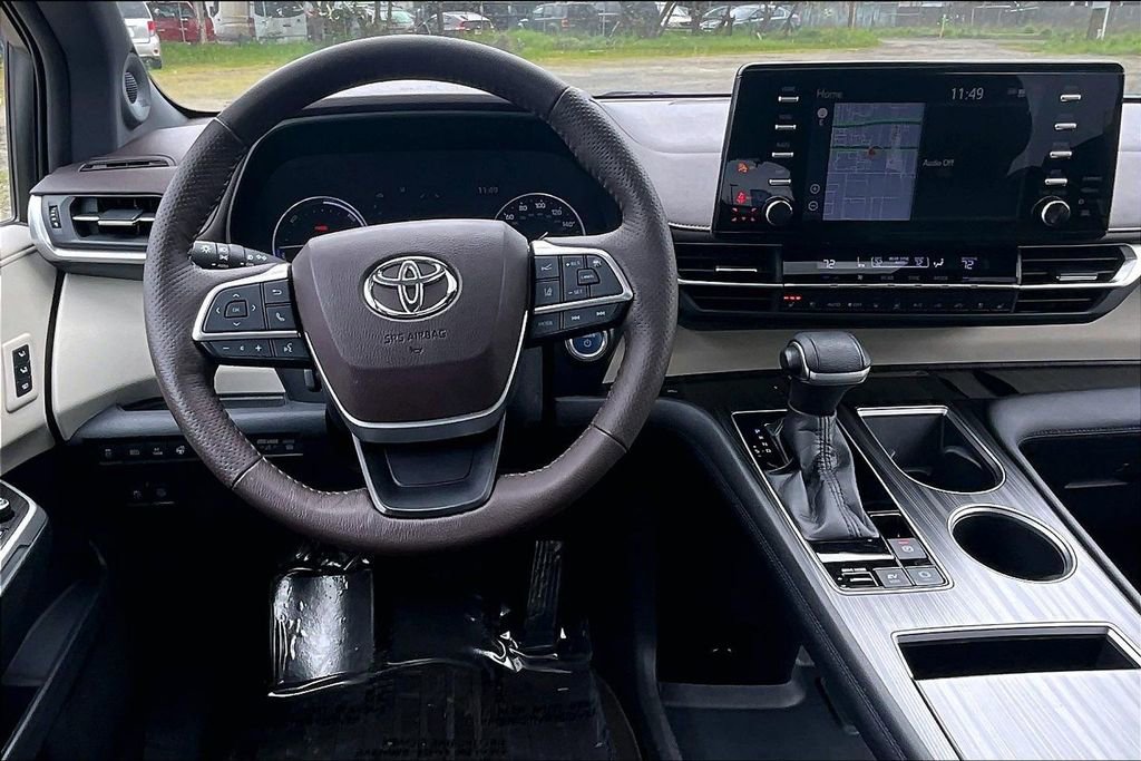 Used 2021 Toyota Sienna Platinum image 6