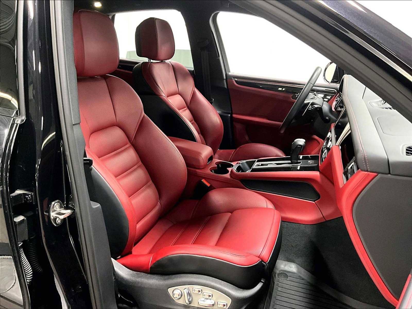 Used 2025 Porsche Macan image 29