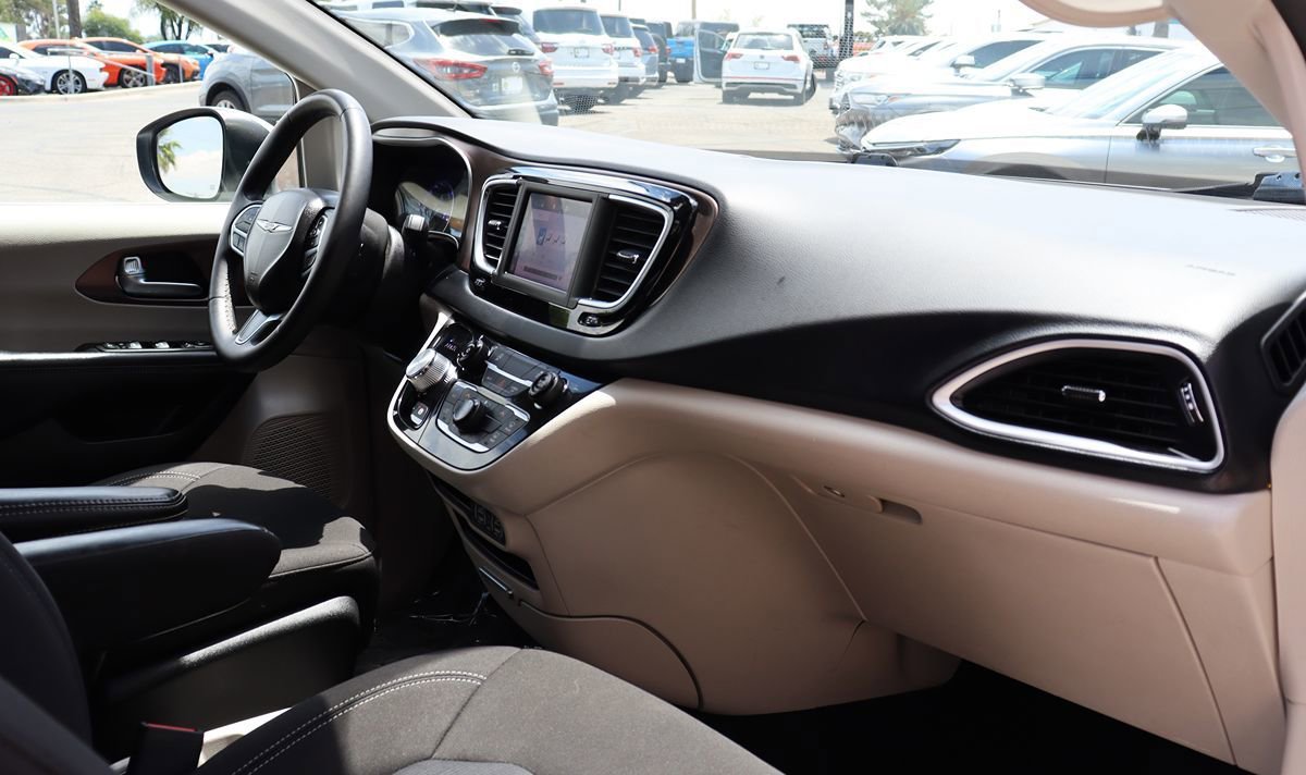 Used 2023 Chrysler Voyager LX FWD image 38