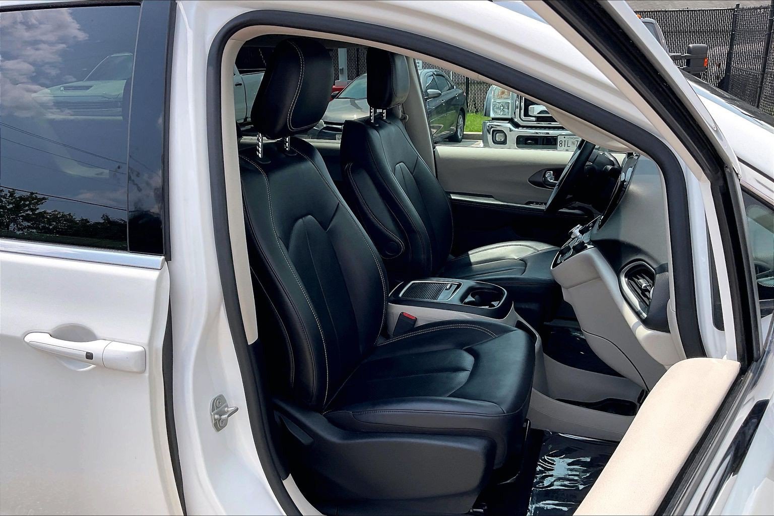 Used 2024 Chrysler Pacifica Touring-L FWD image 9