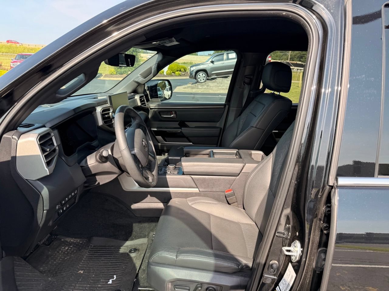 Used 2025 Toyota Tundra Limited AWD/4WD image 9