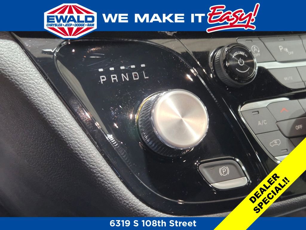 New 2026 Chrysler Pacifica Select FWD image 4