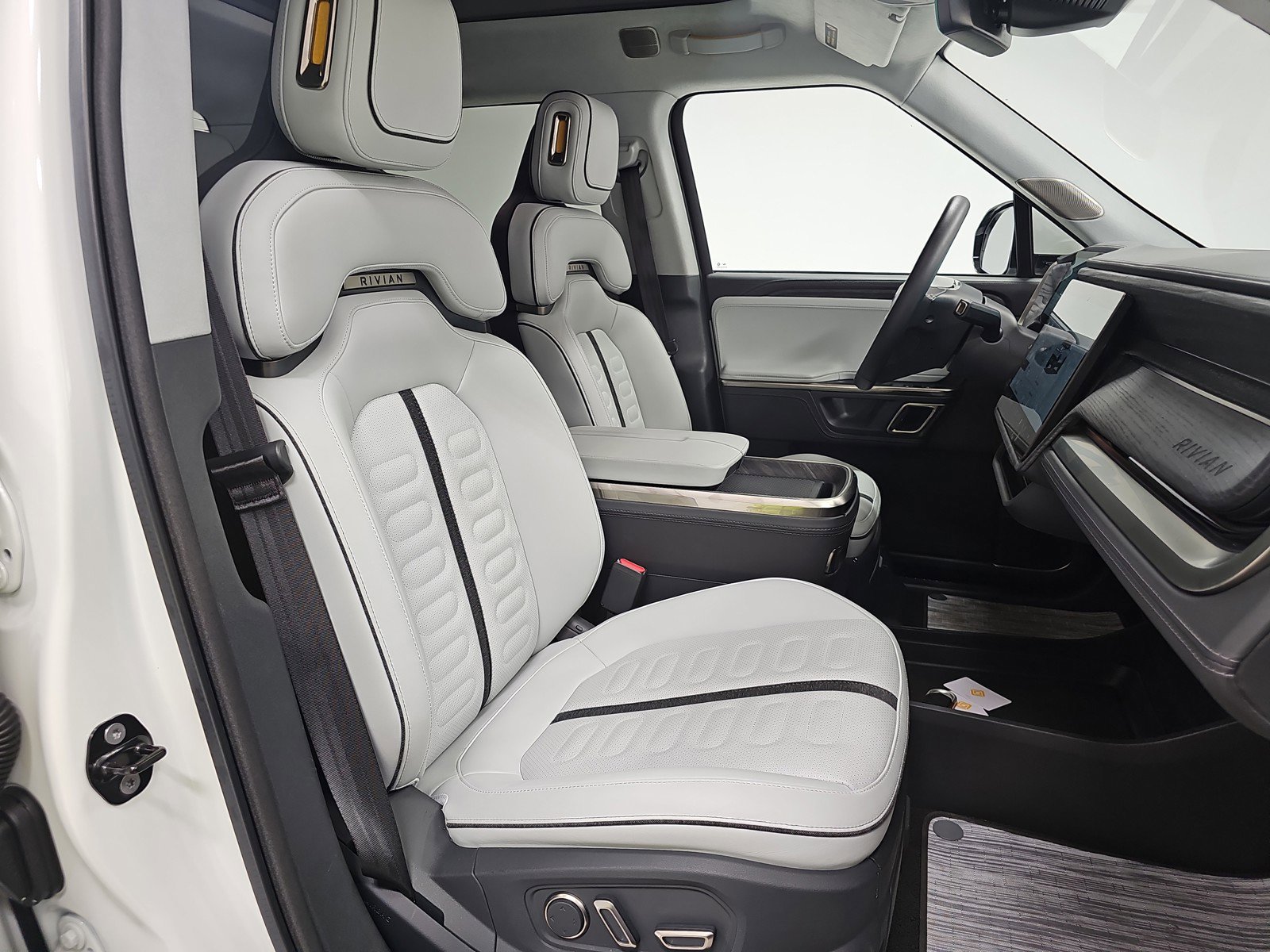 Used 2023 Rivian R1T Adventure image 23