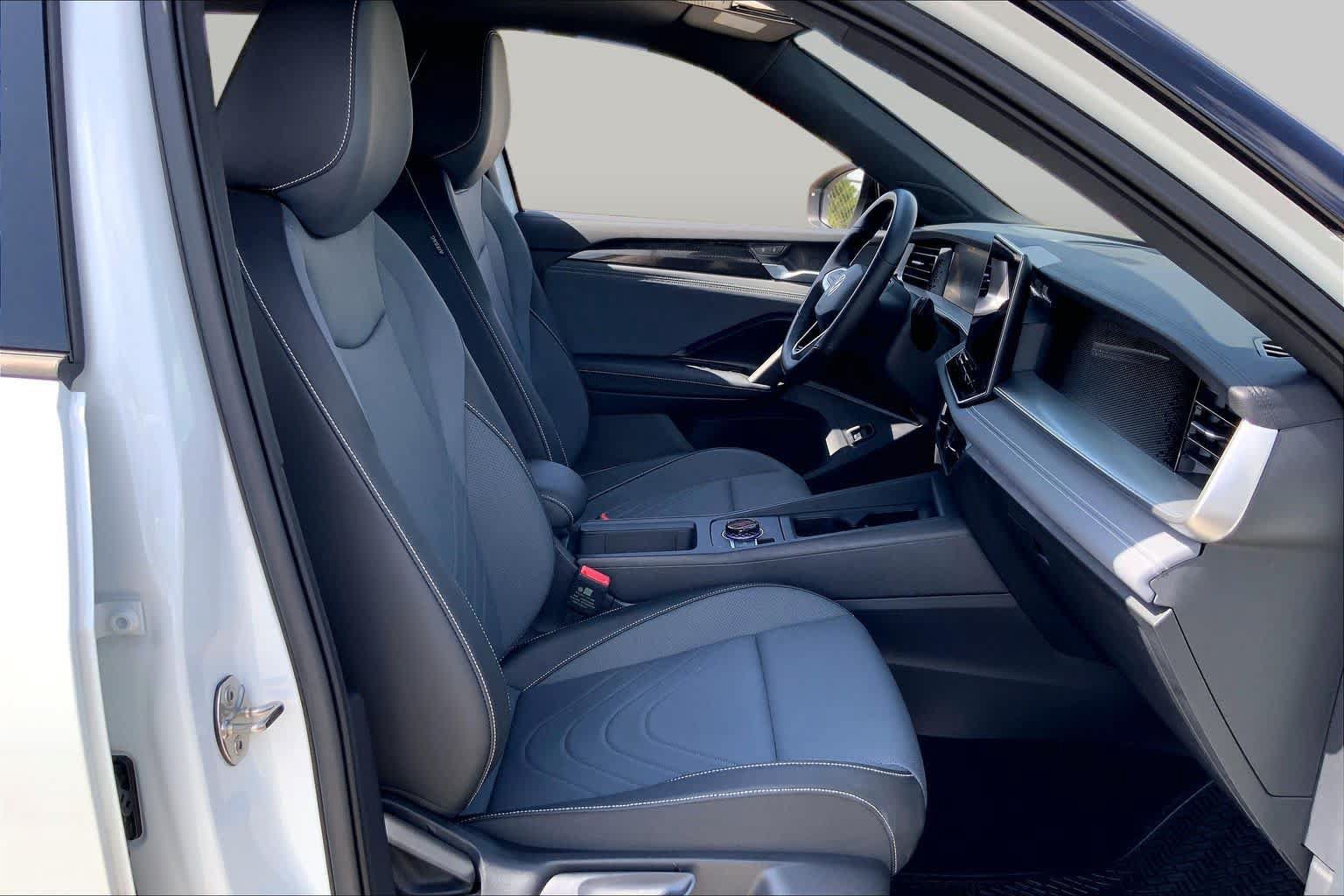 Used 2025 Volkswagen Tiguan SE R-Line AWD/4WD image 9