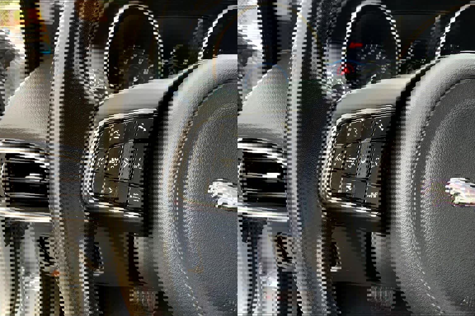 Used 2018 Jaguar XE Premium image 22