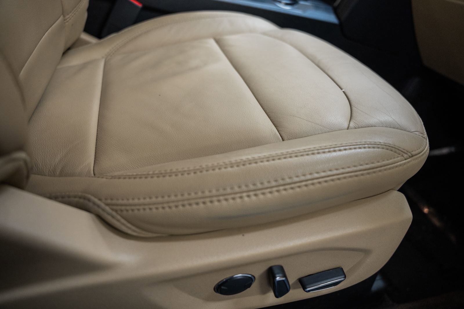 Certified 2017 Ford Explorer XLT w/ Equipment Group 202A image 39