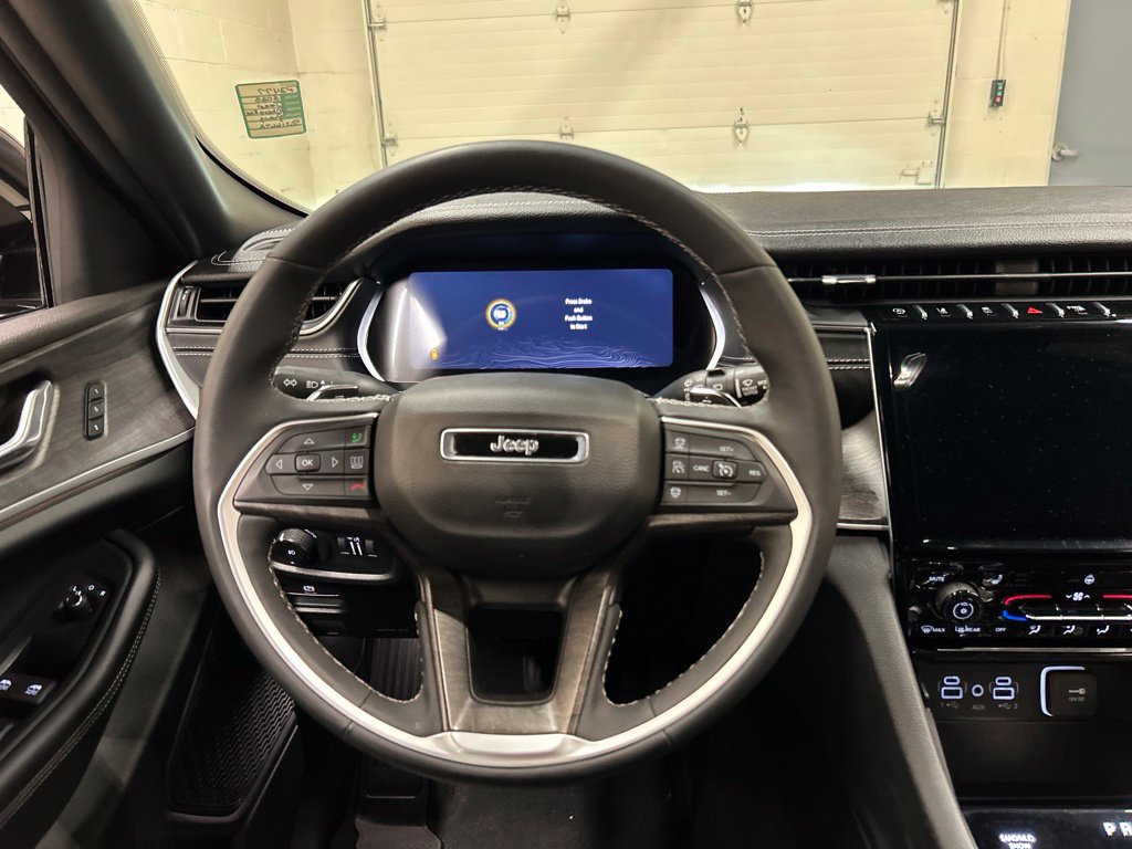 Used 2025 Jeep Grand Cherokee Limited AWD/4WD image 19