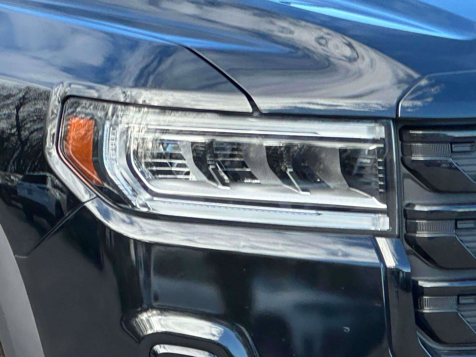 Used 2023 GMC Acadia SLT w/ Elevation Edition image 8