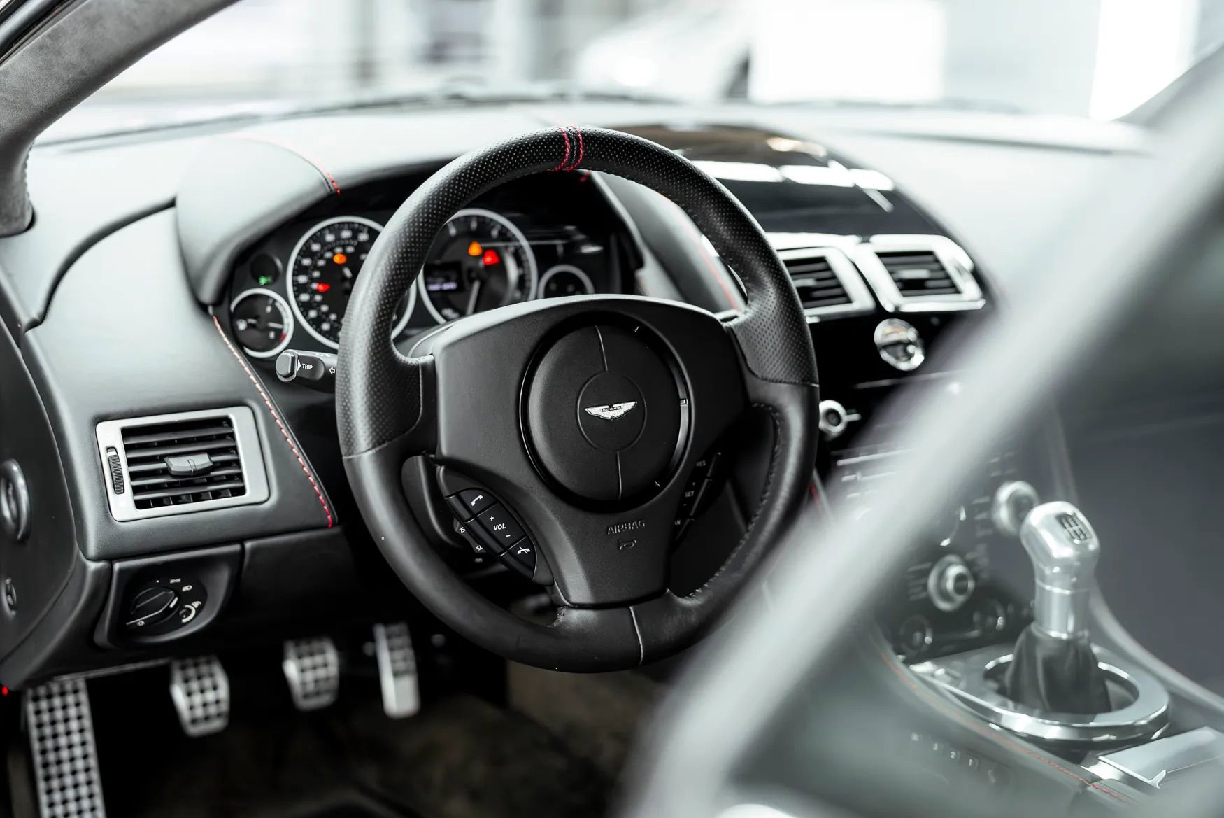 Used 2009 Aston Martin DBS Coupe RWD image 14