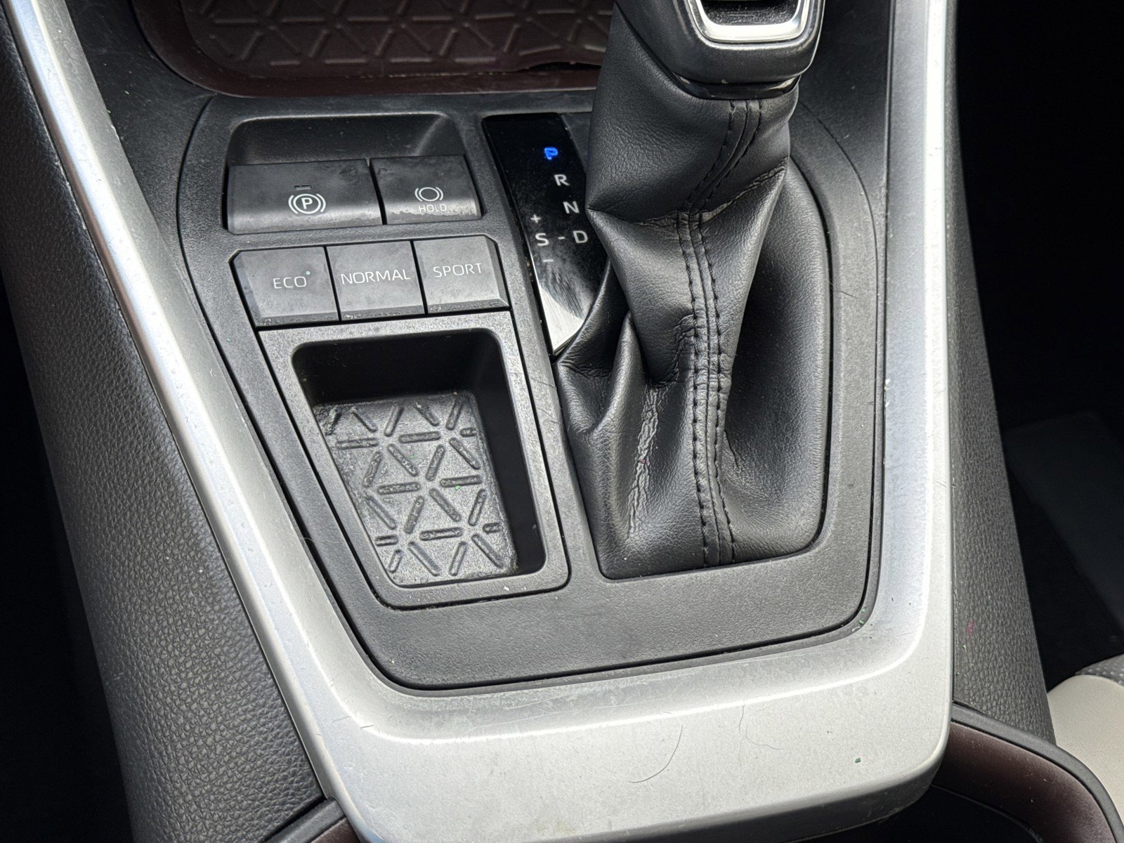 Used 2020 Toyota RAV4 Limited w/ Limited Grade Weather Package FWD image 31