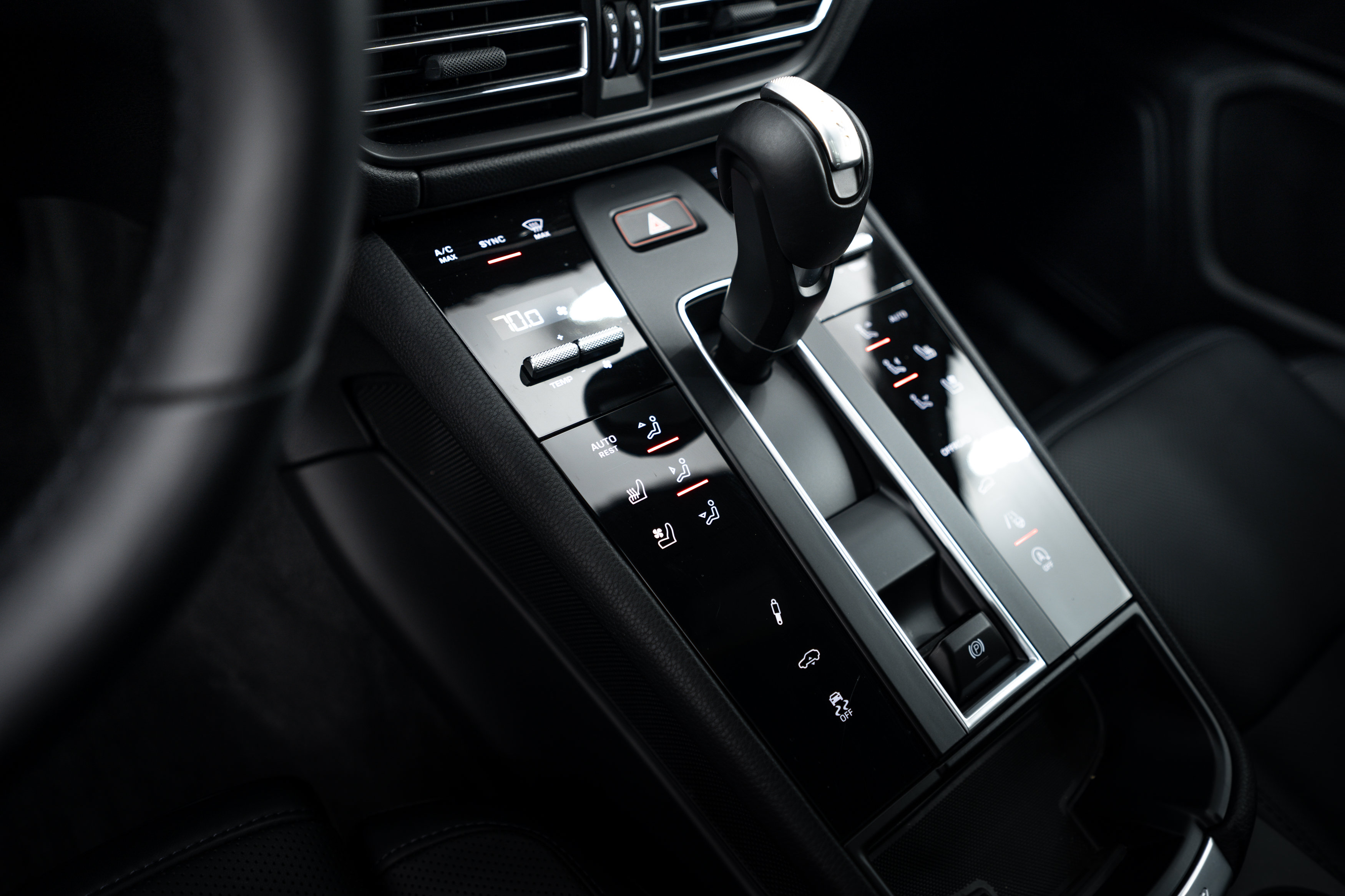 Certified 2026 Porsche Macan Turbo AWD/4WD image 15
