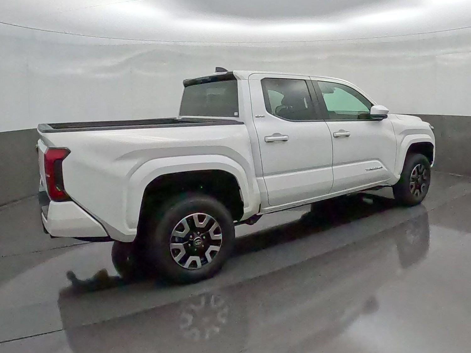 Certified 2025 Toyota Tacoma SR5 AWD/4WD image 10