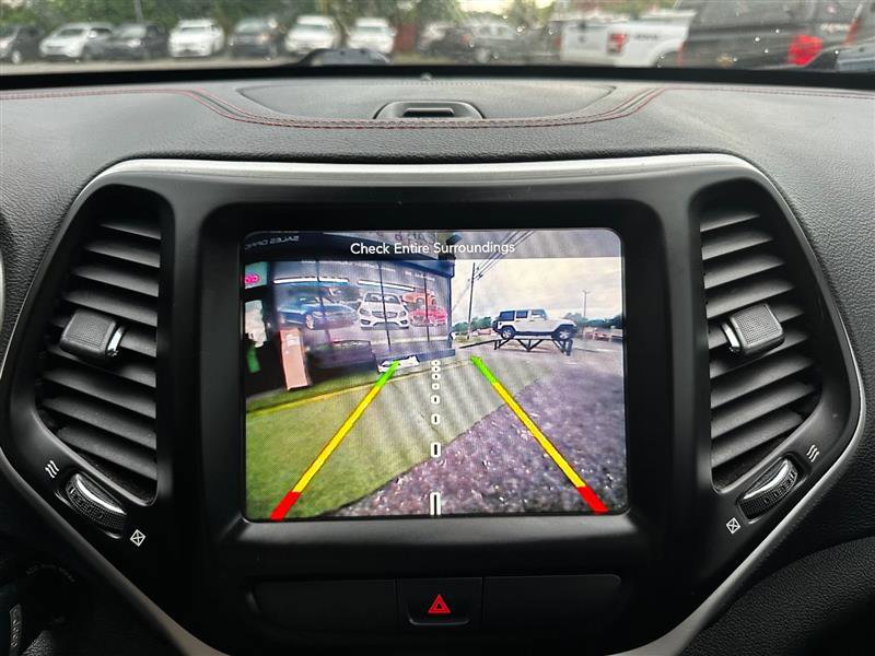 Used 2016 Jeep Cherokee Trailhawk AWD/4WD image 26