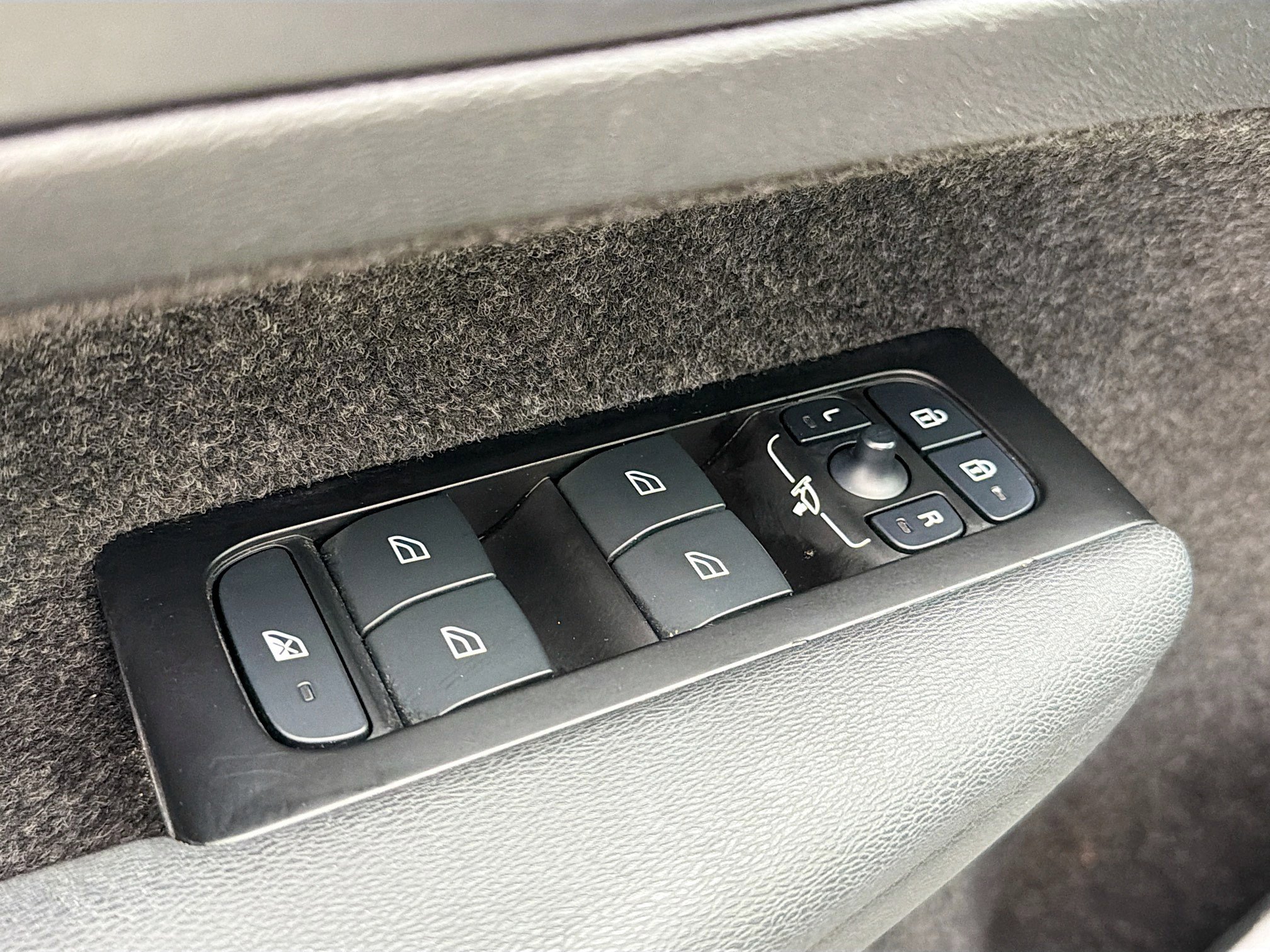 Used 2022 Volvo XC40 T5 Momentum AWD/4WD image 8