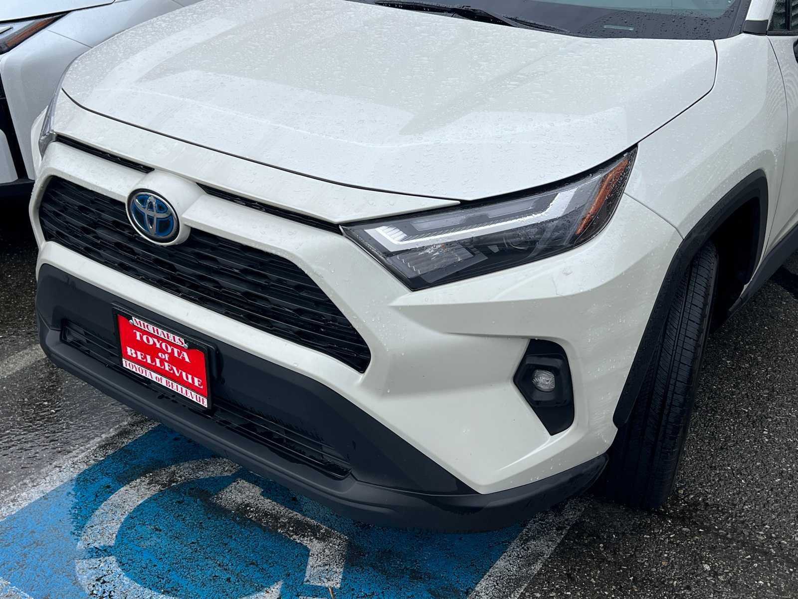 Used 2022 Toyota RAV4 XLE Premium image 2