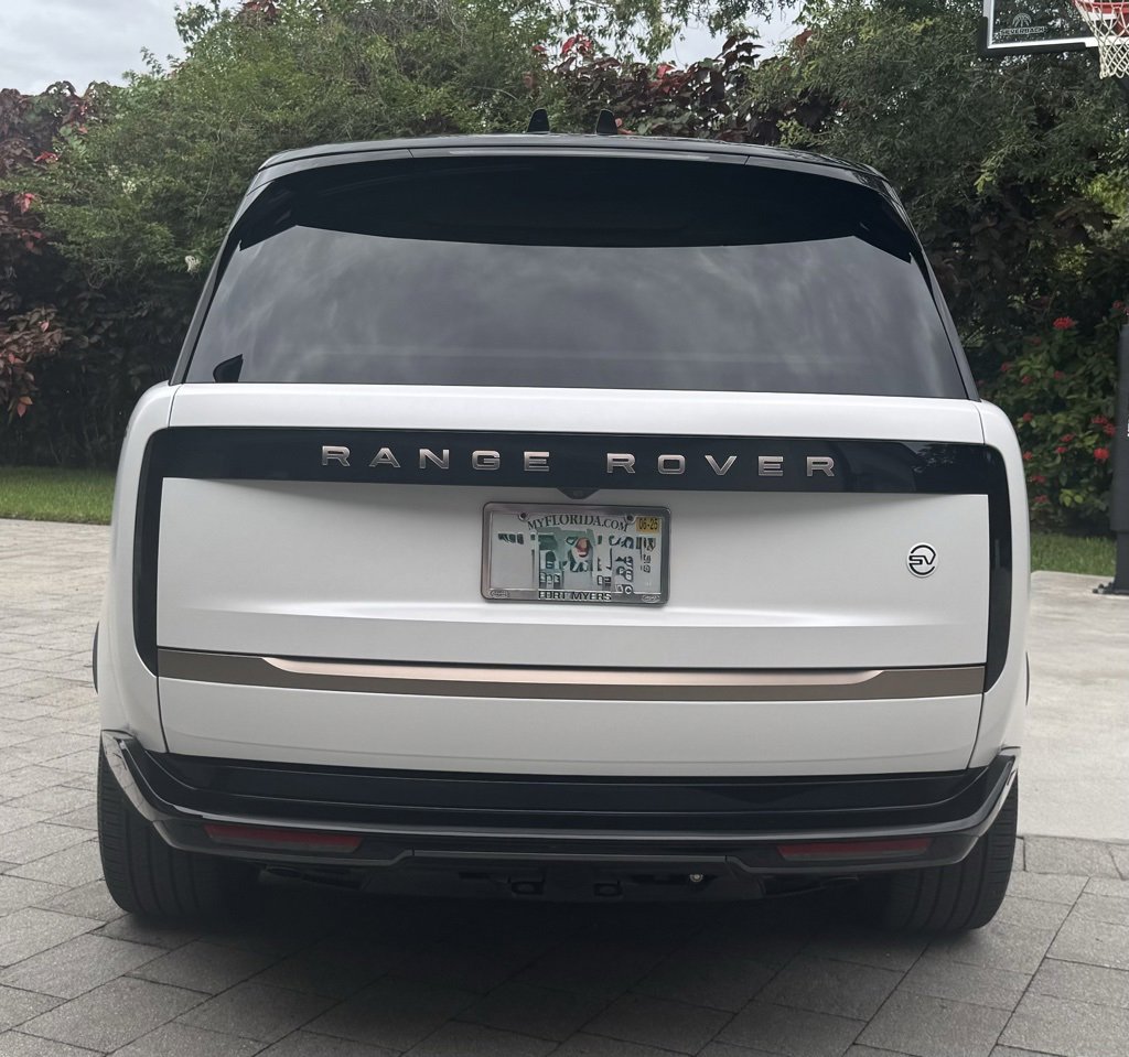 Used 2025 Land Rover Range Rover SV image 11