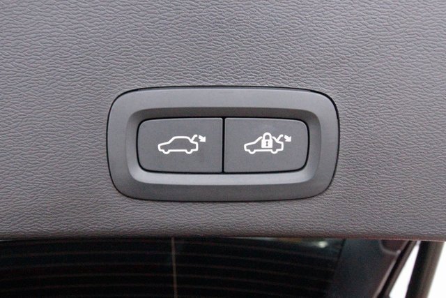 Certified 2025 Volvo XC40 B5 Plus image 37