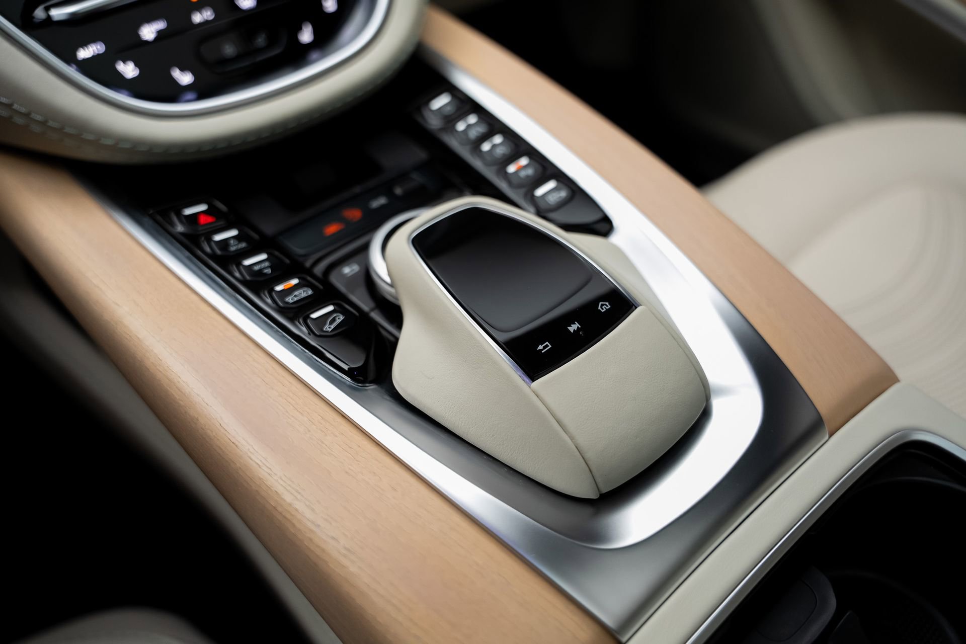 Used 2023 Aston Martin DBX AWD/4WD image 40