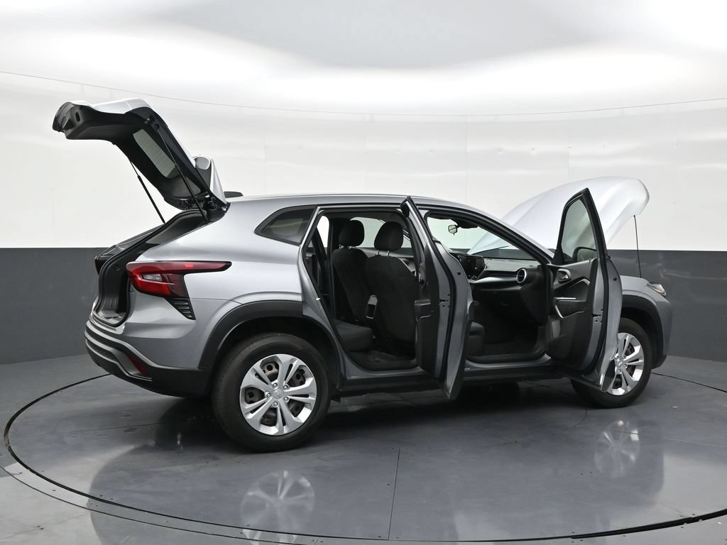 Used 2025 Chevrolet Trax LS FWD image 28