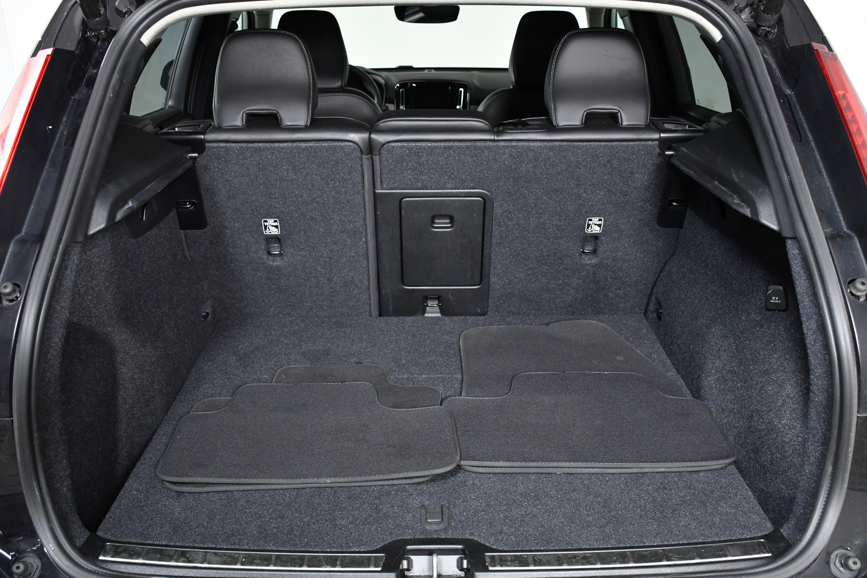 Used 2025 Volvo XC40 B5 Plus image 32