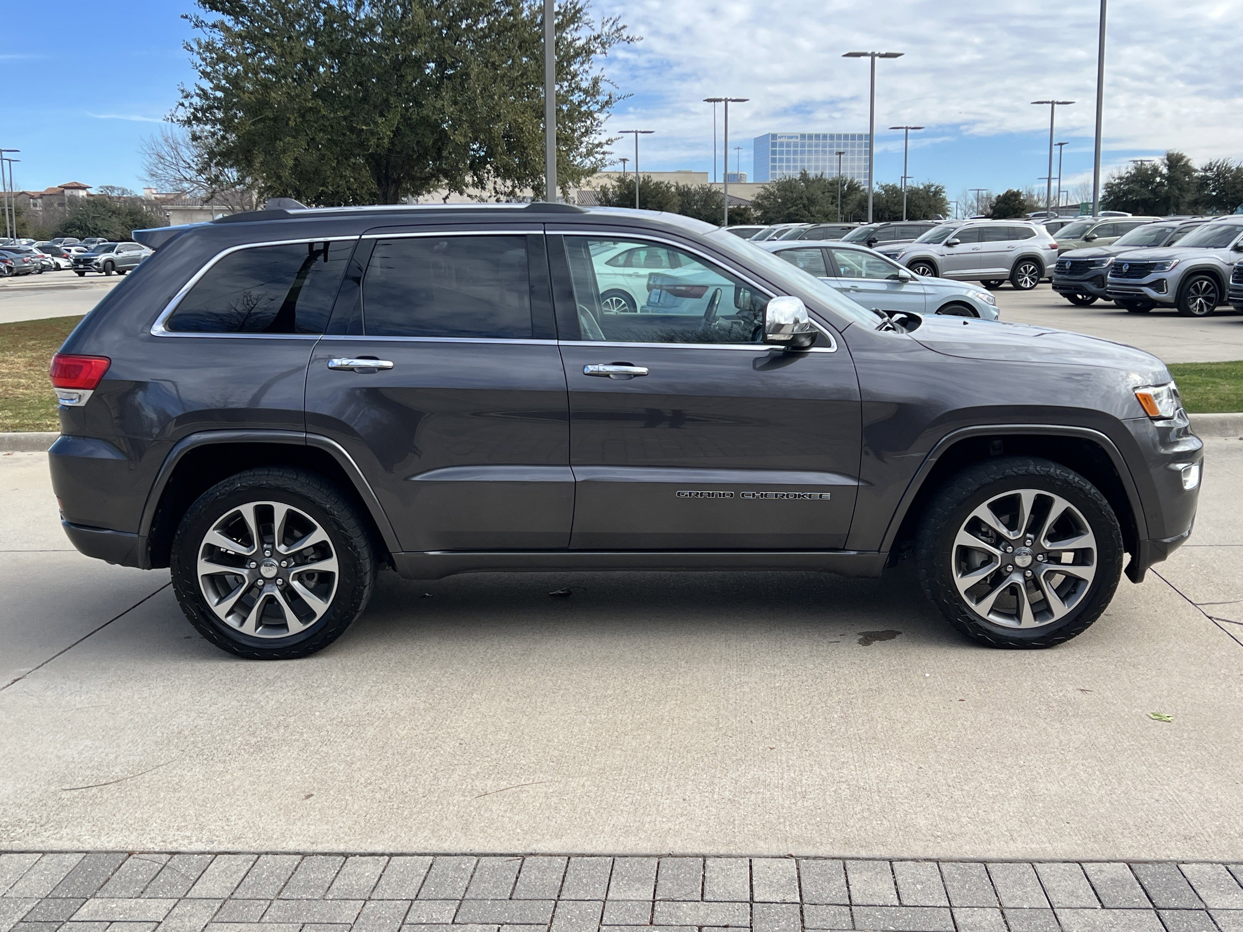 Used 2017 Jeep Grand Cherokee Overland w/ Jeep Active Safety Group image 11