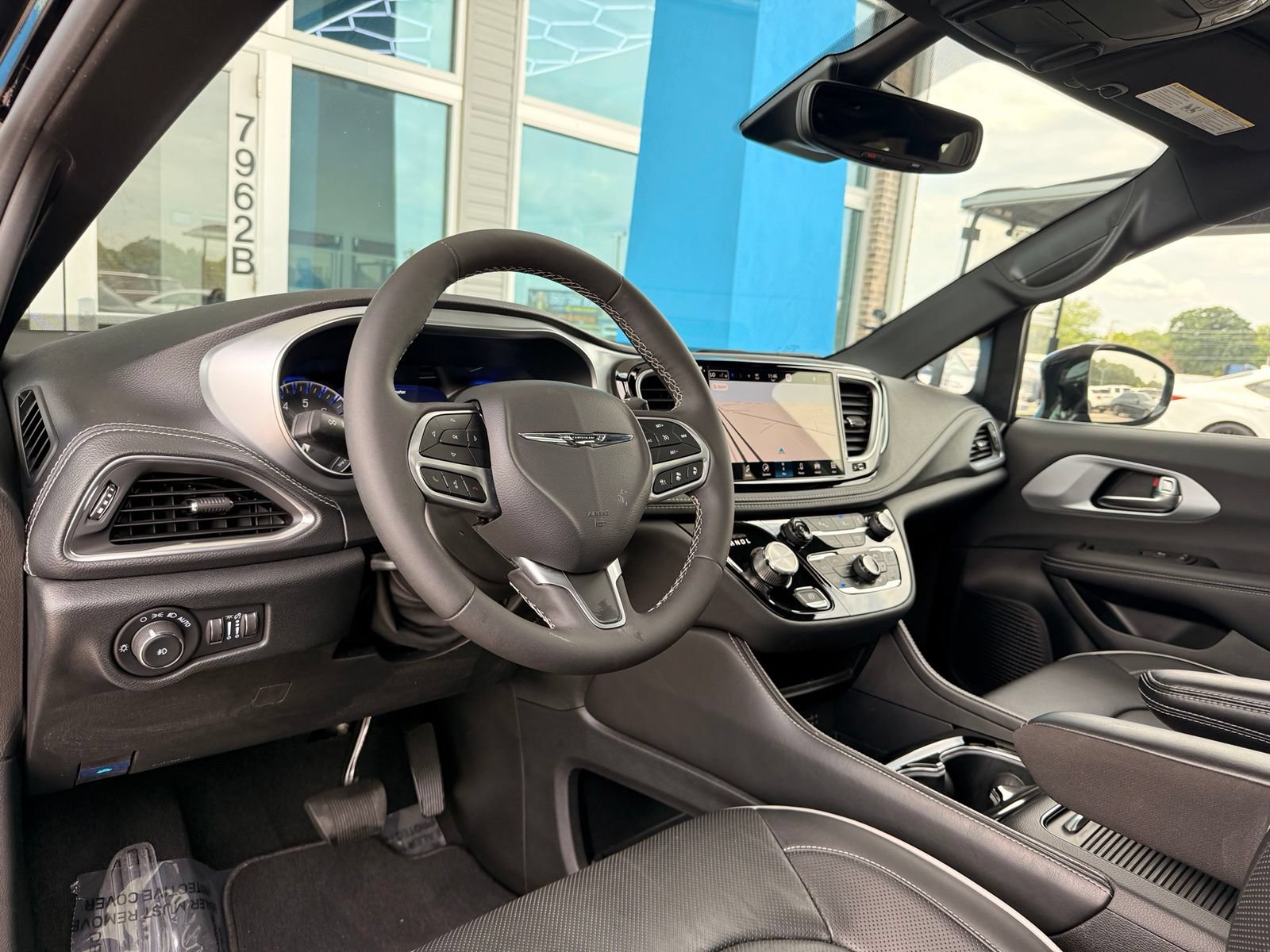 Used 2026 Chrysler Pacifica Limited FWD image 17