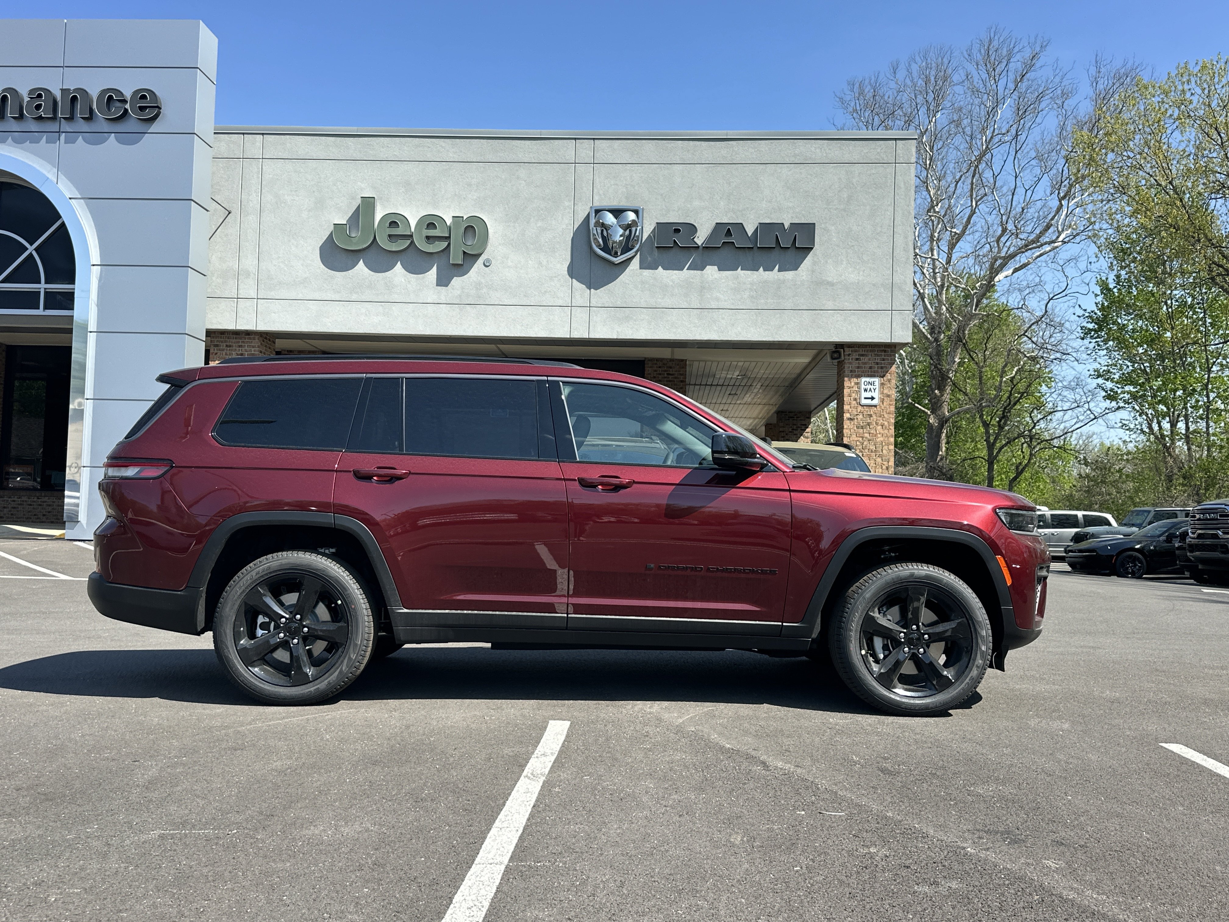 New 2026 Jeep Grand Cherokee L Limited w/ Limited Altitude Package AWD/4WD image 18