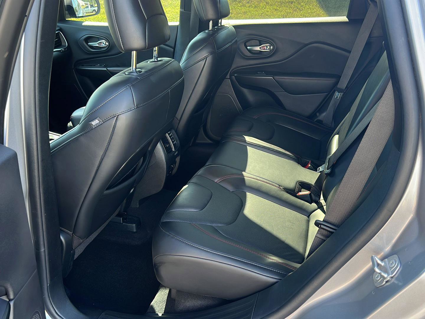 Used 2020 Jeep Cherokee Trailhawk AWD/4WD image 10