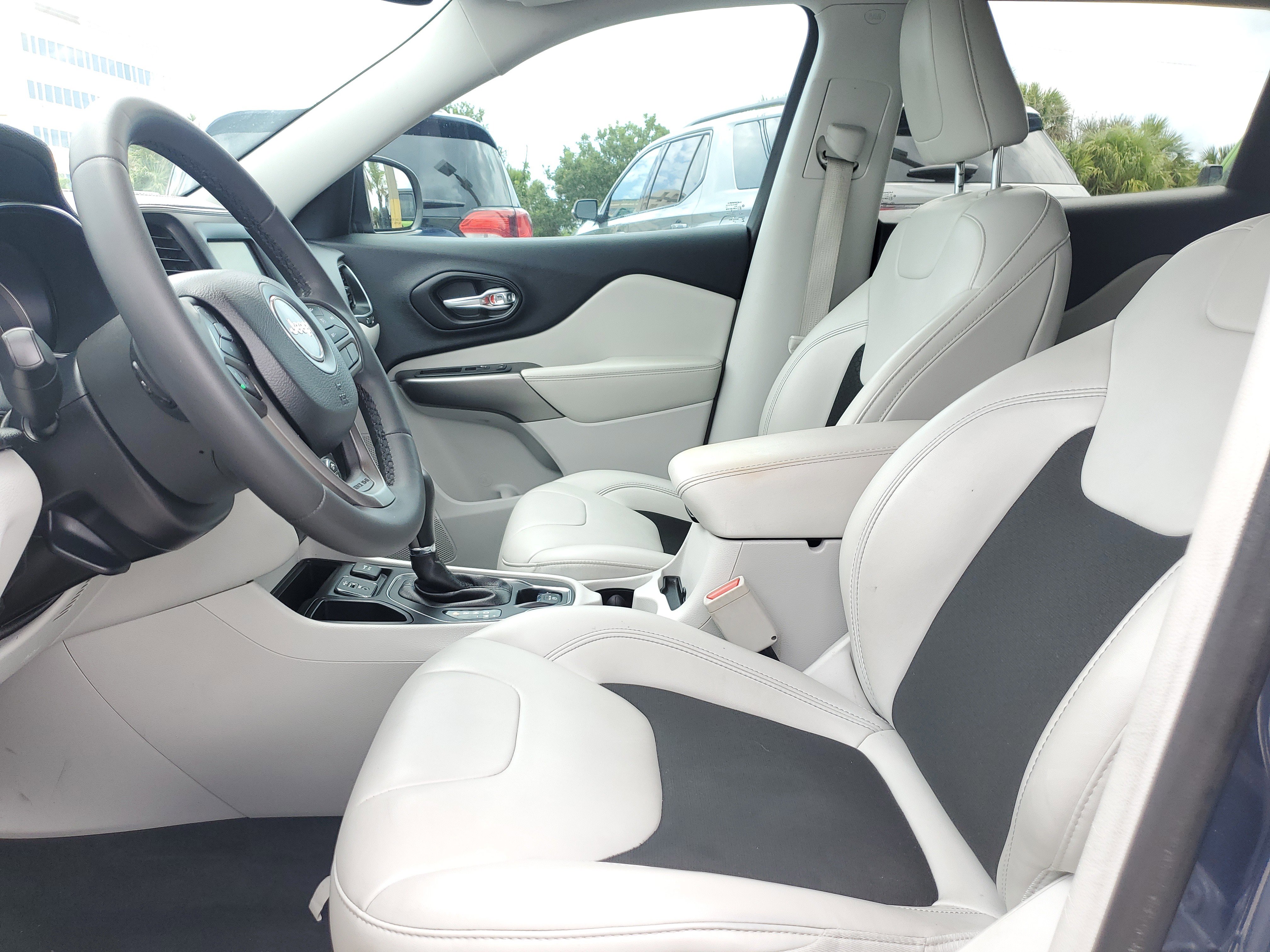 Used 2020 Jeep Cherokee Latitude Plus w/ Comfort/Convenience Group FWD image 16