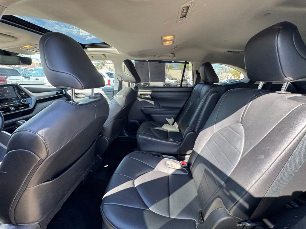 Used 2020 Toyota Highlander XLE AWD/4WD image 16