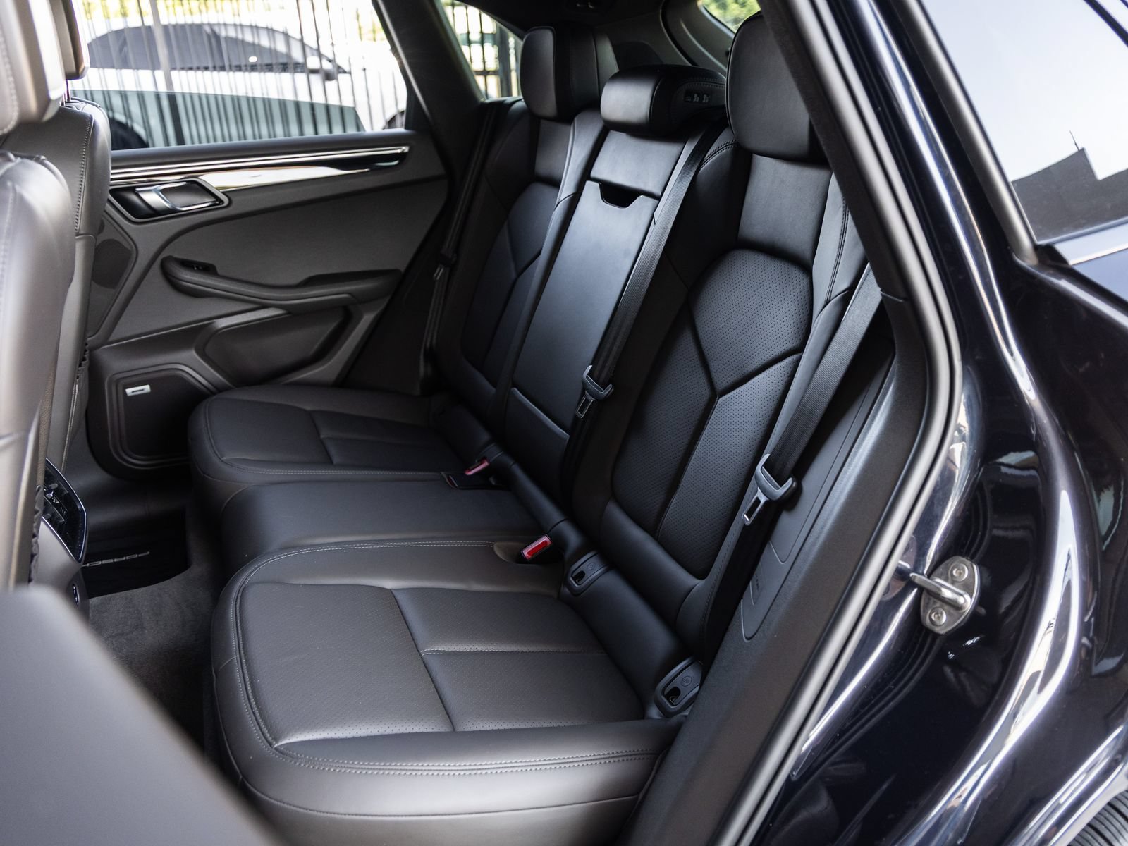 Certified 2021 Porsche Macan AWD/4WD image 31
