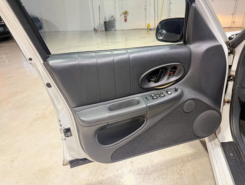 Used 1997 Oldsmobile Cutlass Supreme SL image 24