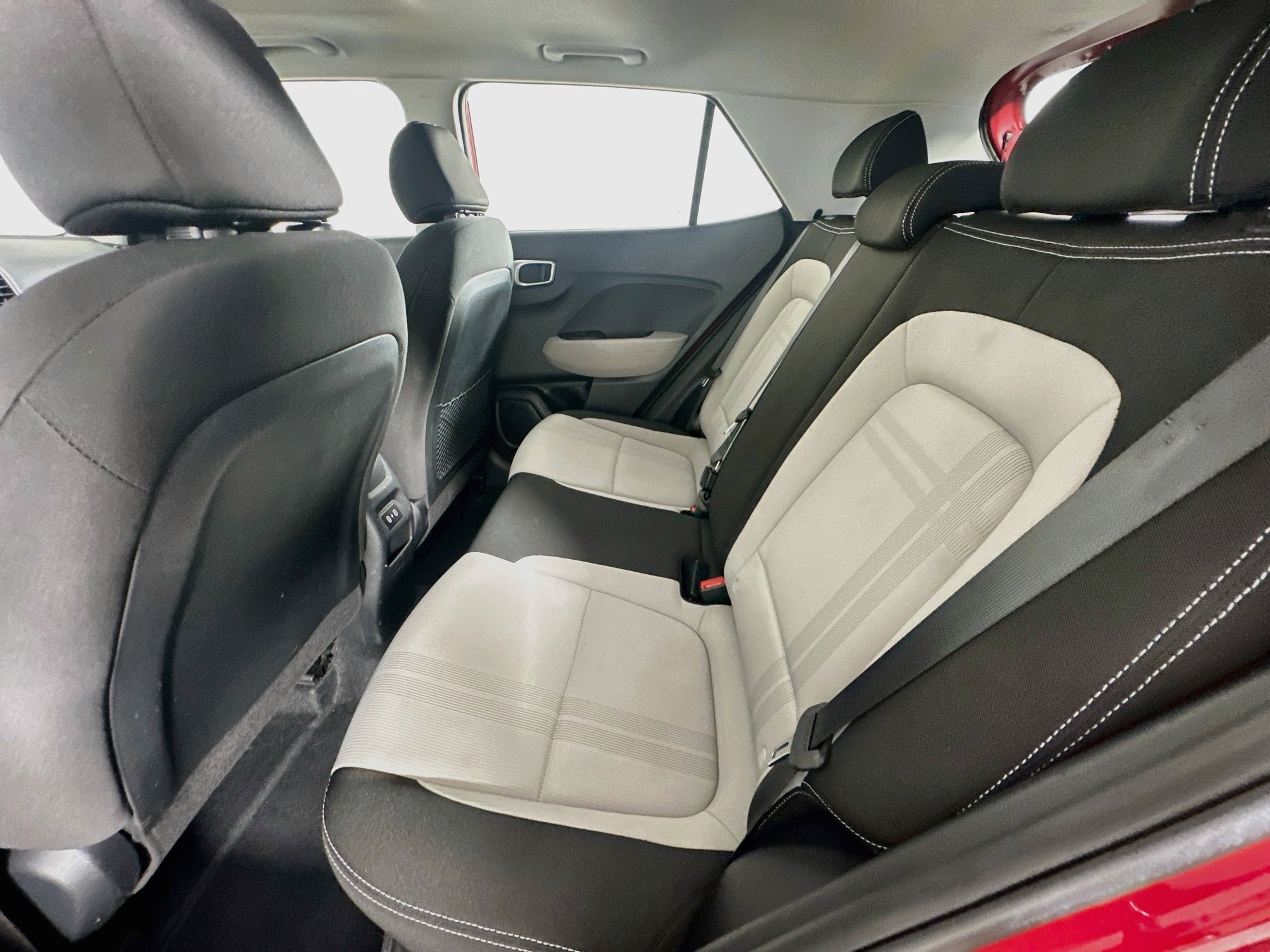 Used 2025 Hyundai Venue SEL FWD image 25