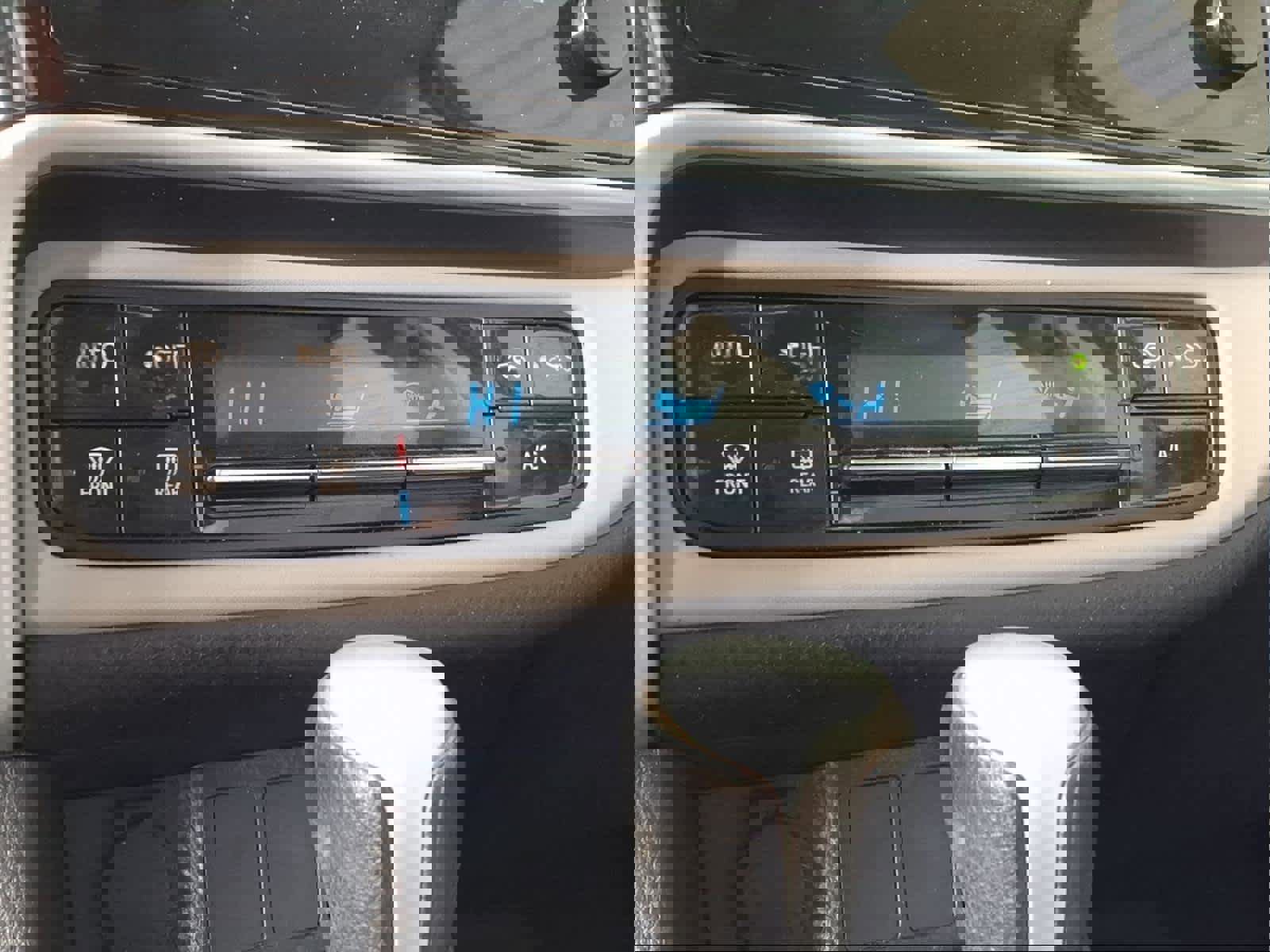 Used 2018 Toyota Corolla LE image 9