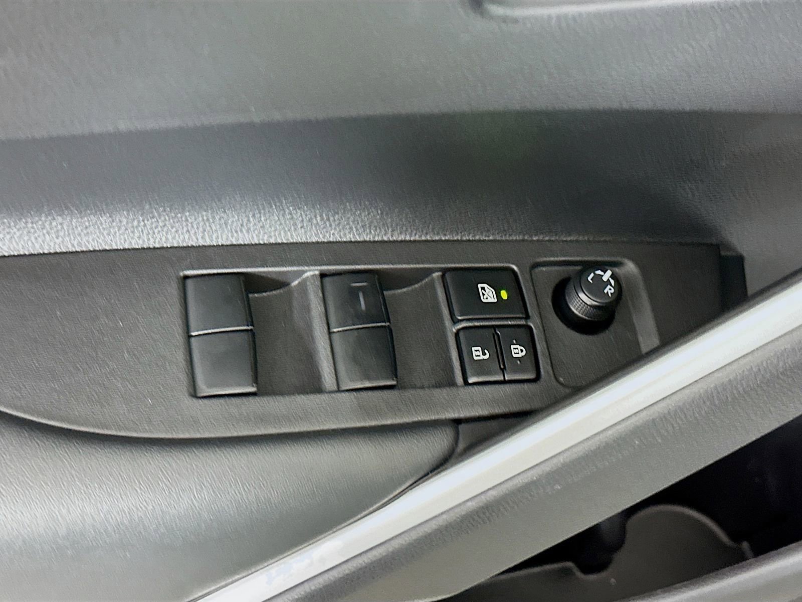 Used 2025 Toyota Corolla Cross AWD Hybrid image 18