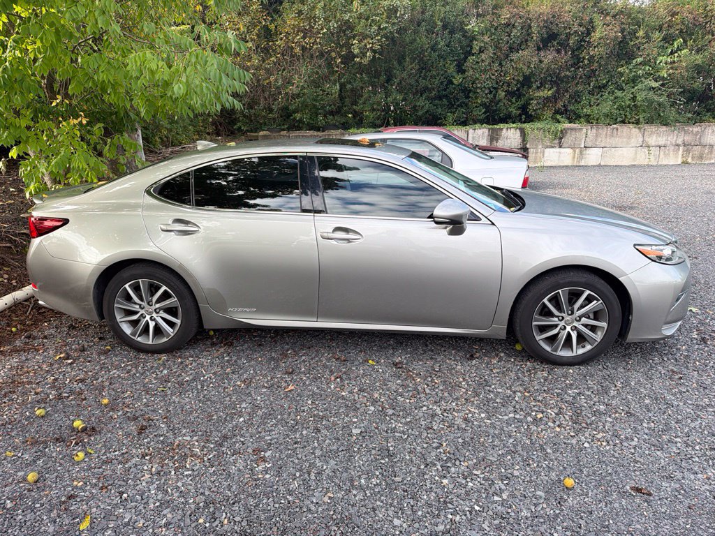 Used 2017 Lexus ES 300h w/ Luxury Package FWD image 9