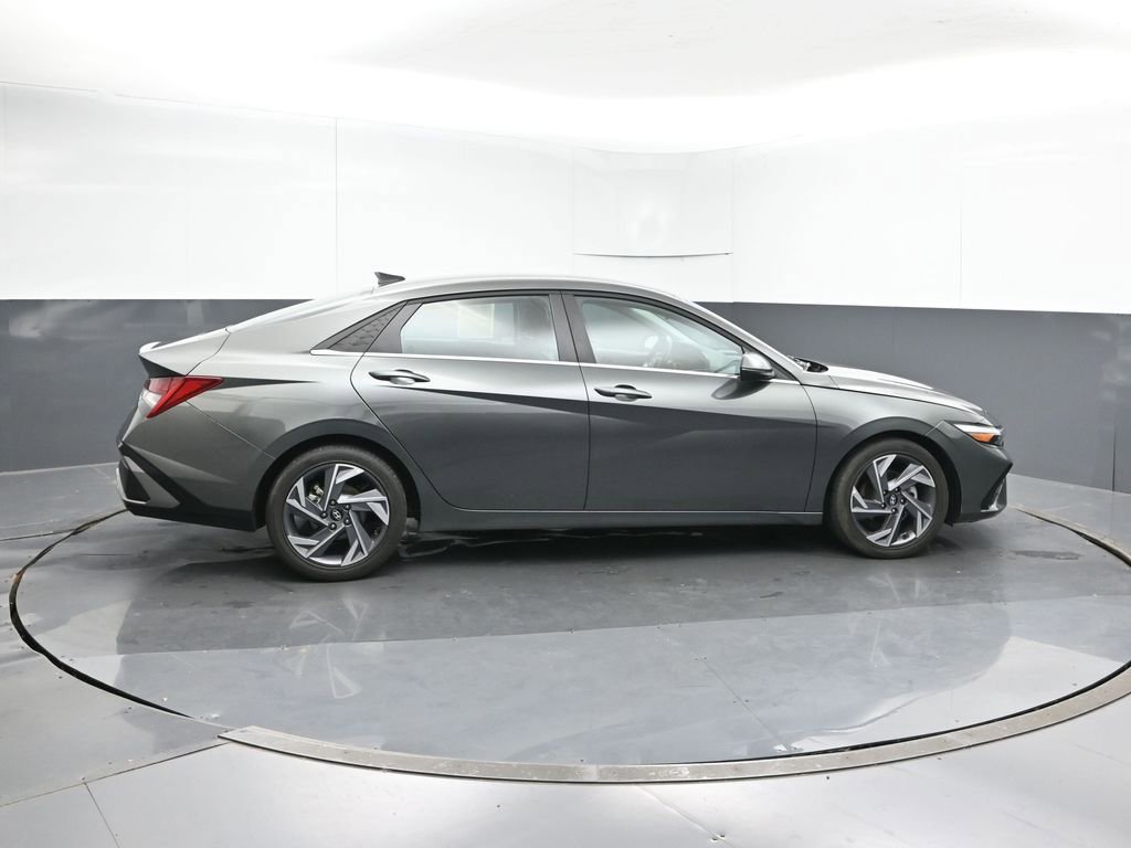 Used 2025 Hyundai Elantra Limited FWD image 6