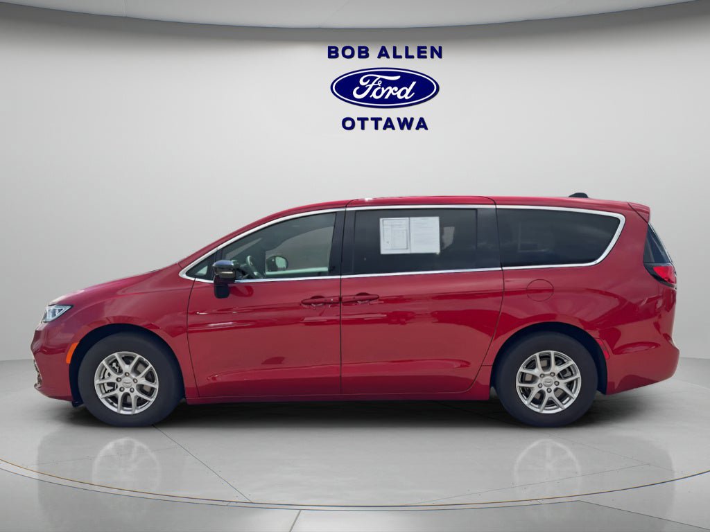 Used 2025 Chrysler Pacifica Select FWD image 4