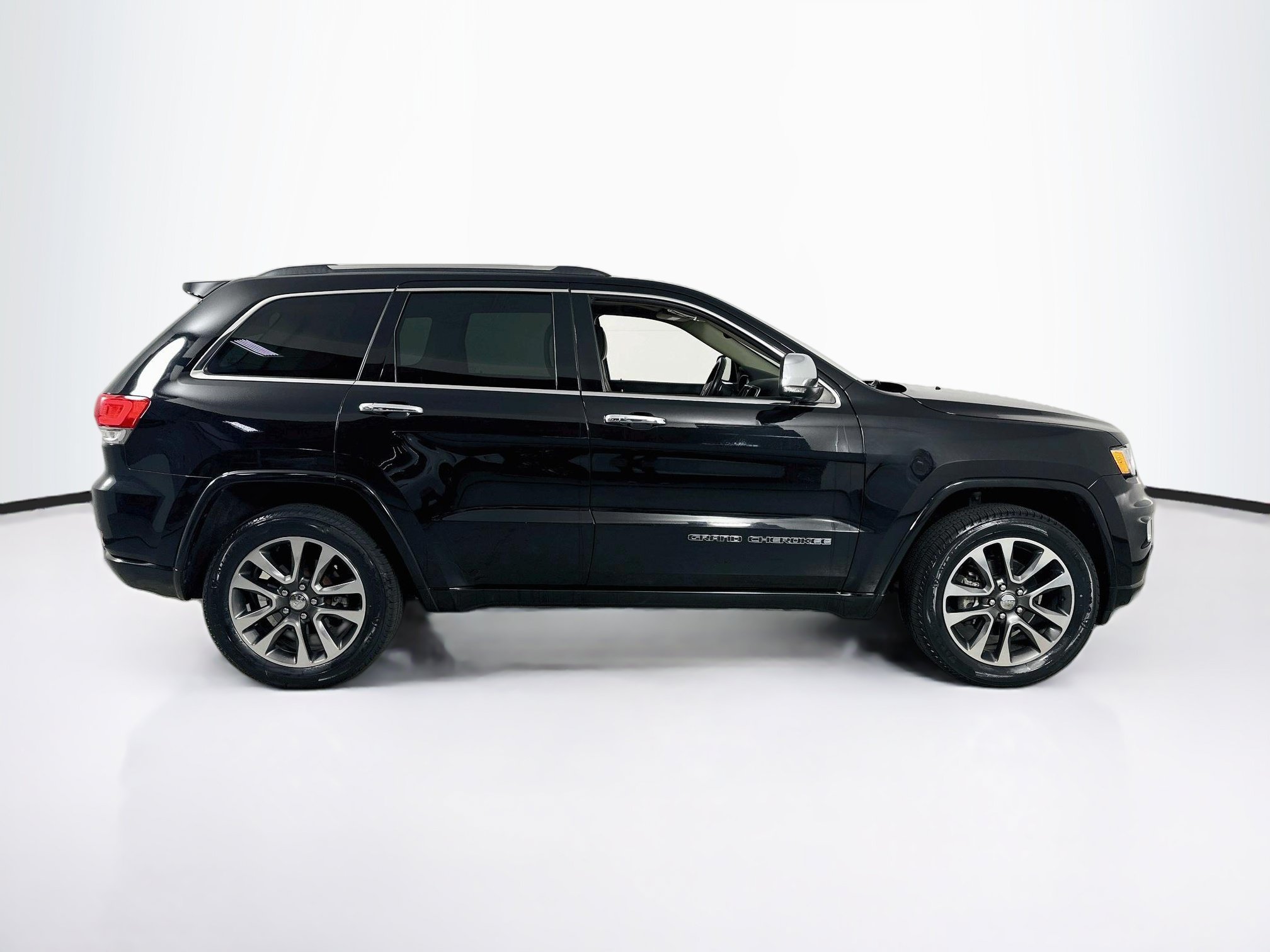 Used 2017 Jeep Grand Cherokee Overland AWD/4WD image 4