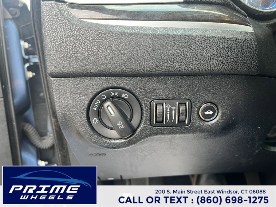 Used 2011 Chrysler 300 Limited image 18