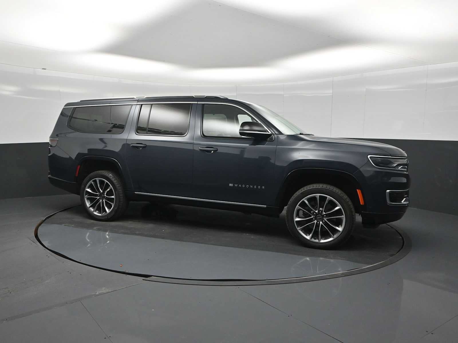 Used 2023 Jeep Wagoneer L Series III w/ Premium Group I AWD/4WD image 9