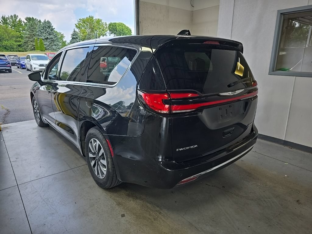 Used 2023 Chrysler Pacifica Touring-L FWD image 3