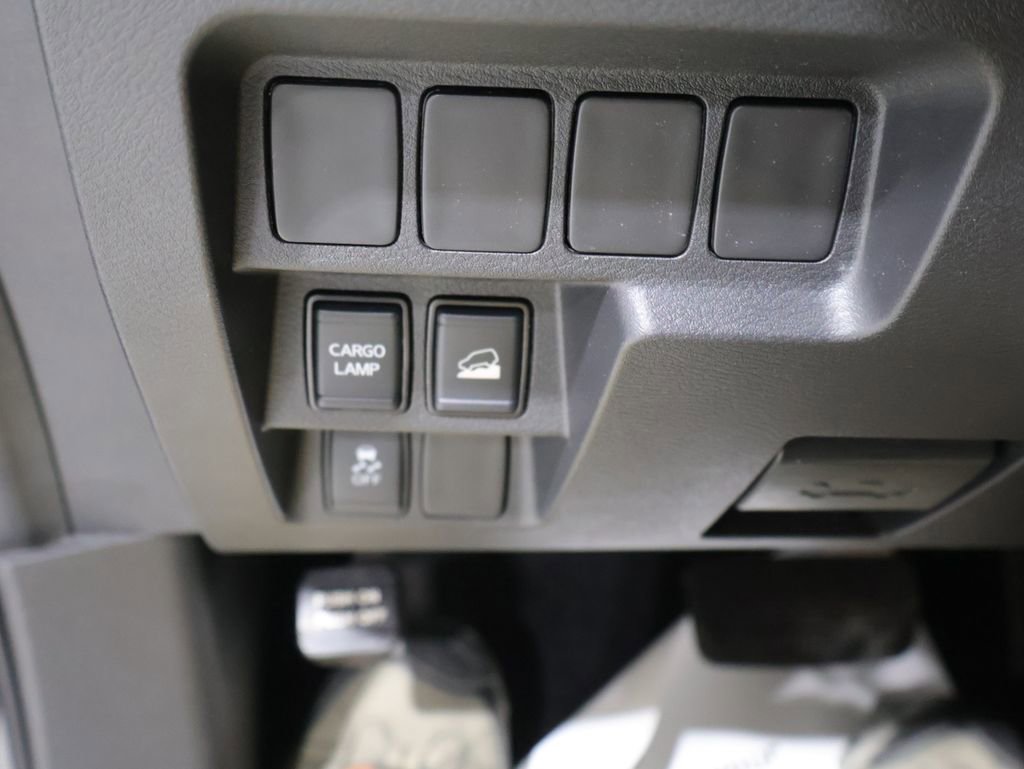 Used 2024 Nissan Frontier SV image 32