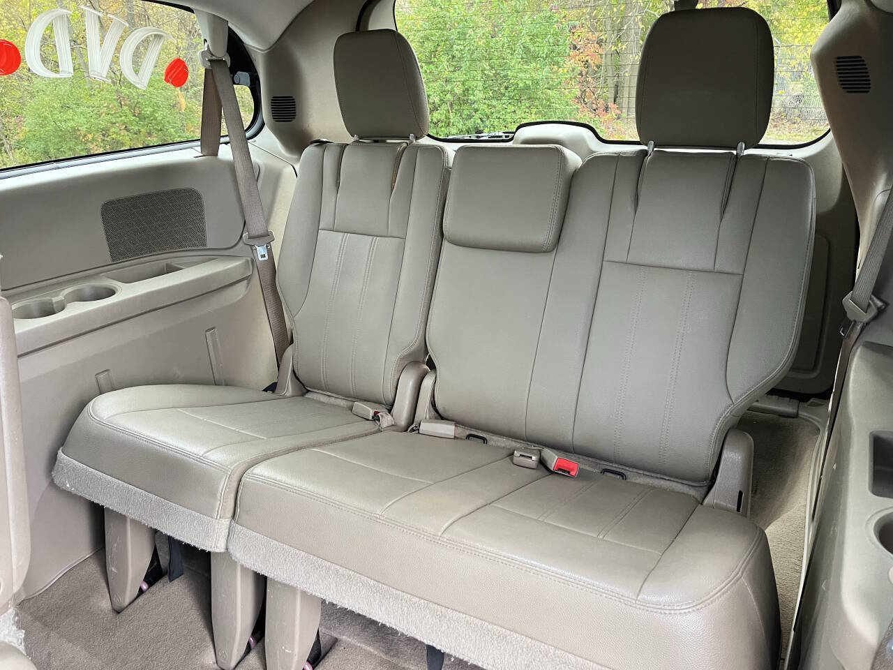 Used 2015 Chrysler Town & Country Touring image 10