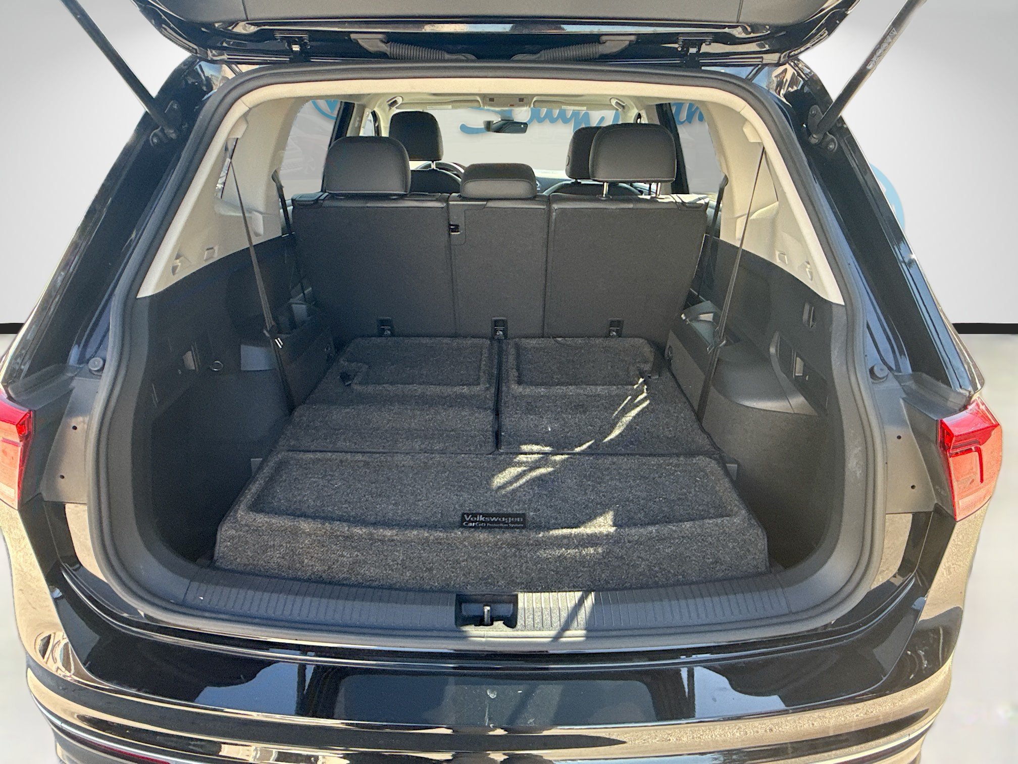 Used 2023 Volkswagen Tiguan SE w/ Panoramic Sunroof Package FWD image 26