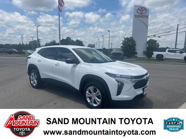 Used 2025 Chevrolet Trax LS FWD image 1