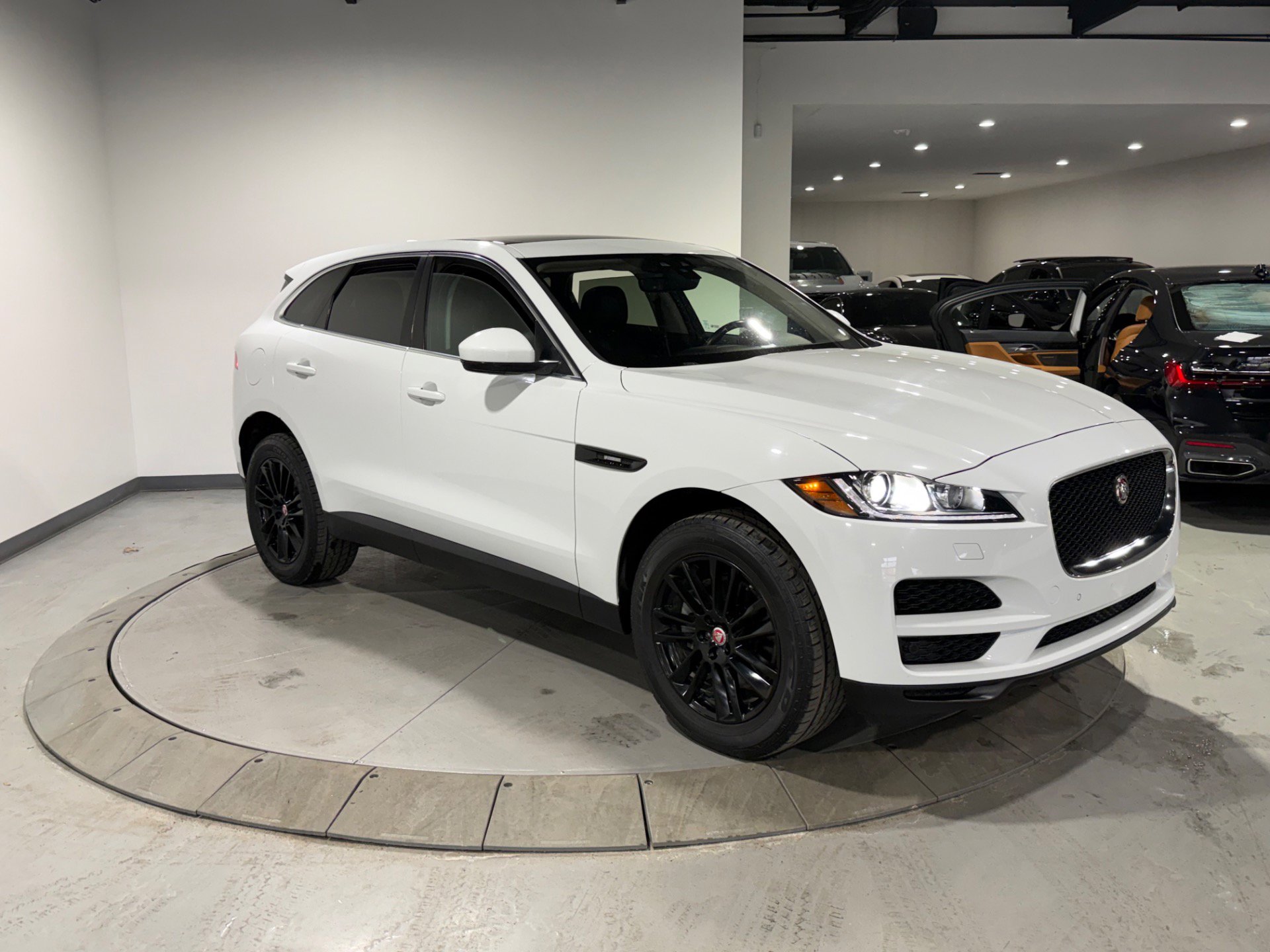 Used 2019 Jaguar F-PACE Prestige image 8