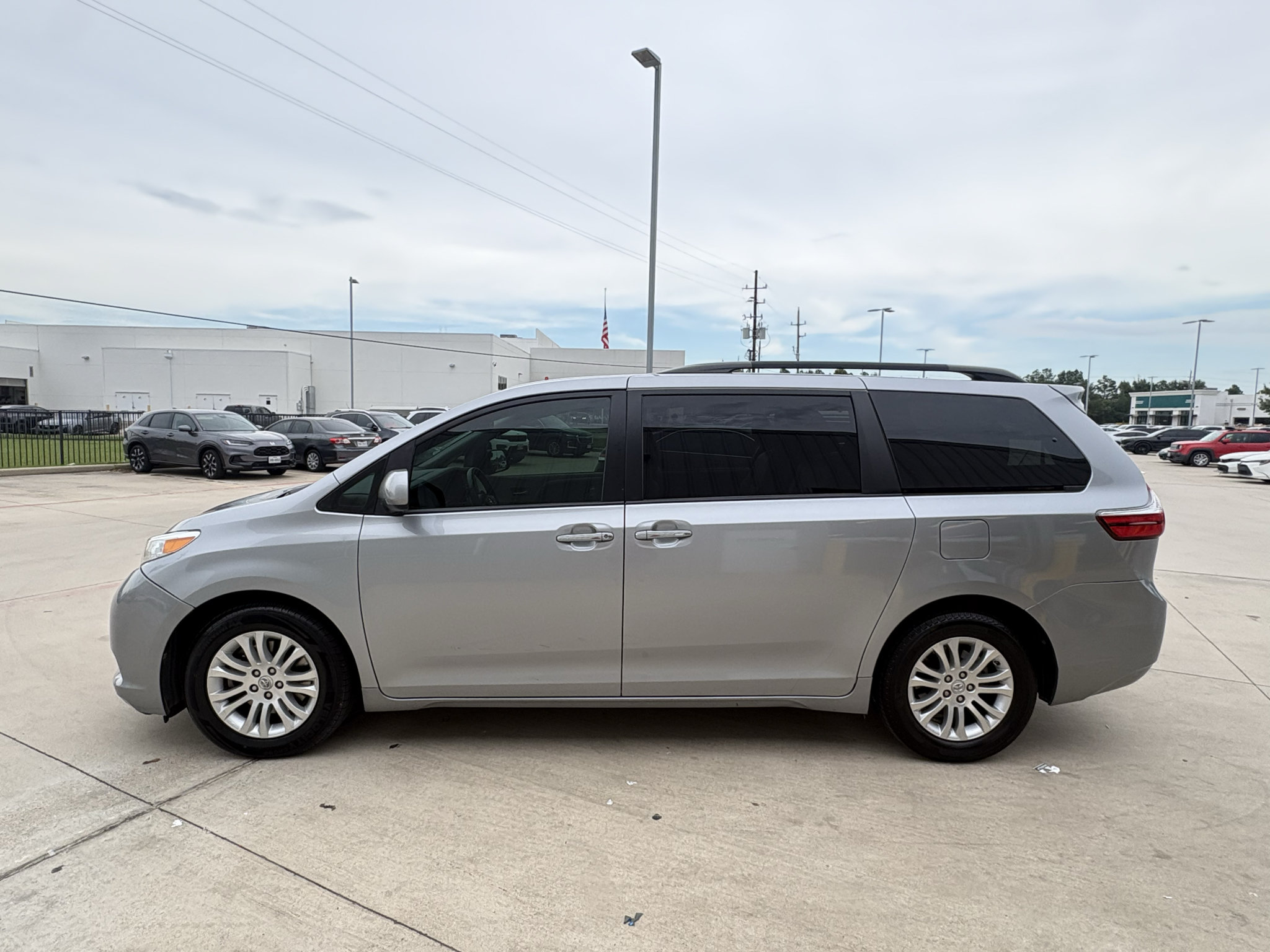 Used 2017 Toyota Sienna XLE FWD image 5